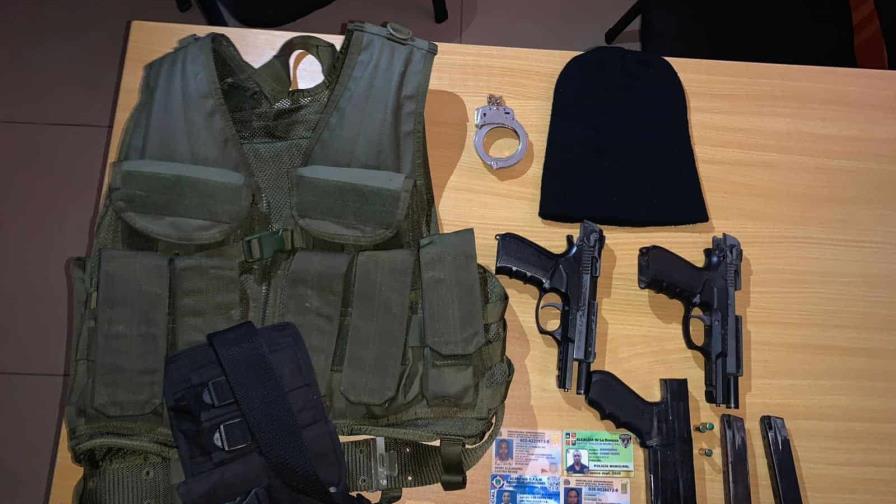 Apresan dos hombres se hacían pasar por policías en Caleta de La Romana