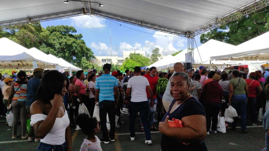 Inespre da inicio a la “Feria de Madres Vendiendo Barato”, en San Pedro de Macorís