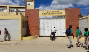 Dos hombres entran a liceo de Higüey para matar con un cuchillo a un alumno