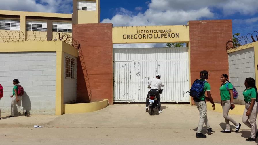 Dos hombres entran a liceo de Higüey para matar con un cuchillo a un alumno