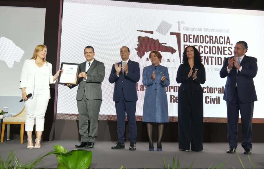 Consejo Nacional Electoral de Honduras entrega reconocimiento a la JCE