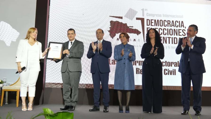 Consejo Nacional Electoral de Honduras entrega reconocimiento a la JCE