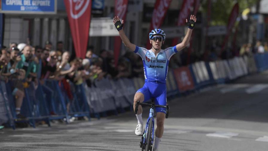 Simon Yates vuela en la crono de Budapest y Van der Poel sigue líder
