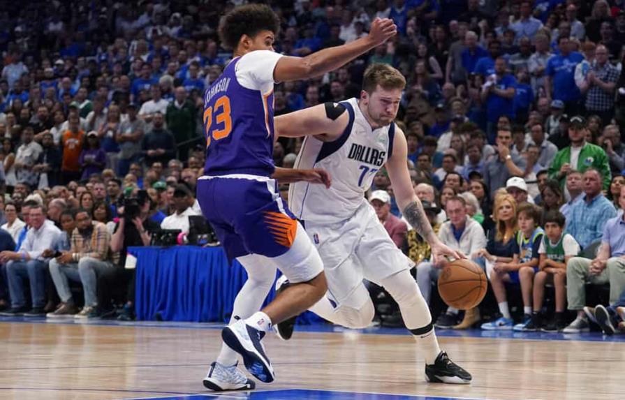 Los Mavericks de Doncic emboscan a Suns y se acercan en playoffs de NBA