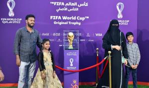 Fila de inmigrantes en Qatar para ver trofeo del Mundial
