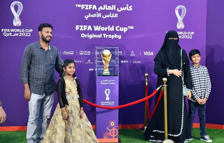 Fila de inmigrantes en Qatar para ver trofeo del Mundial