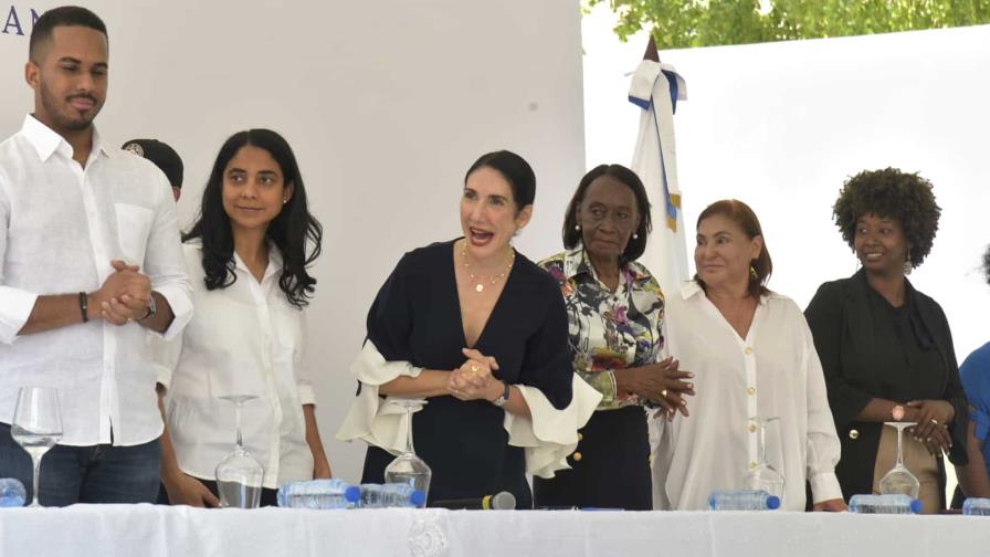 La primera dama encabeza agenda en barrios de la capital ante ausencia del presidente Abinader