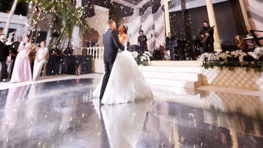 Camila canta en el primer baile de la boda de Francisca y Francesco Zampogna