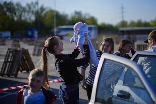 Rescatan a otros 50 civiles de planta sitiada en Mariúpol