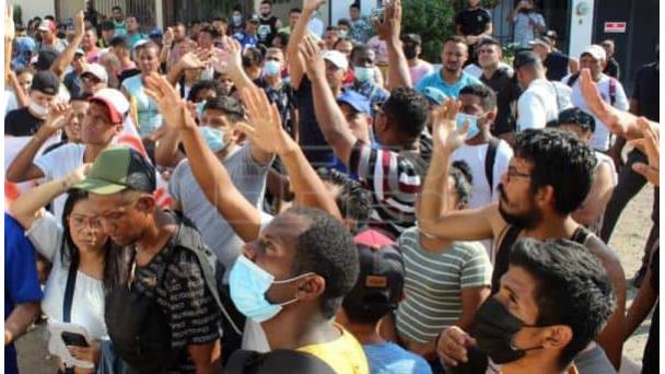 Migrantes bloquean calles en suroriental estado mexicano de Chiapas