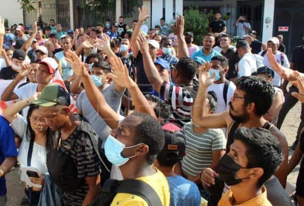 Migrantes bloquean calles en suroriental estado mexicano de Chiapas