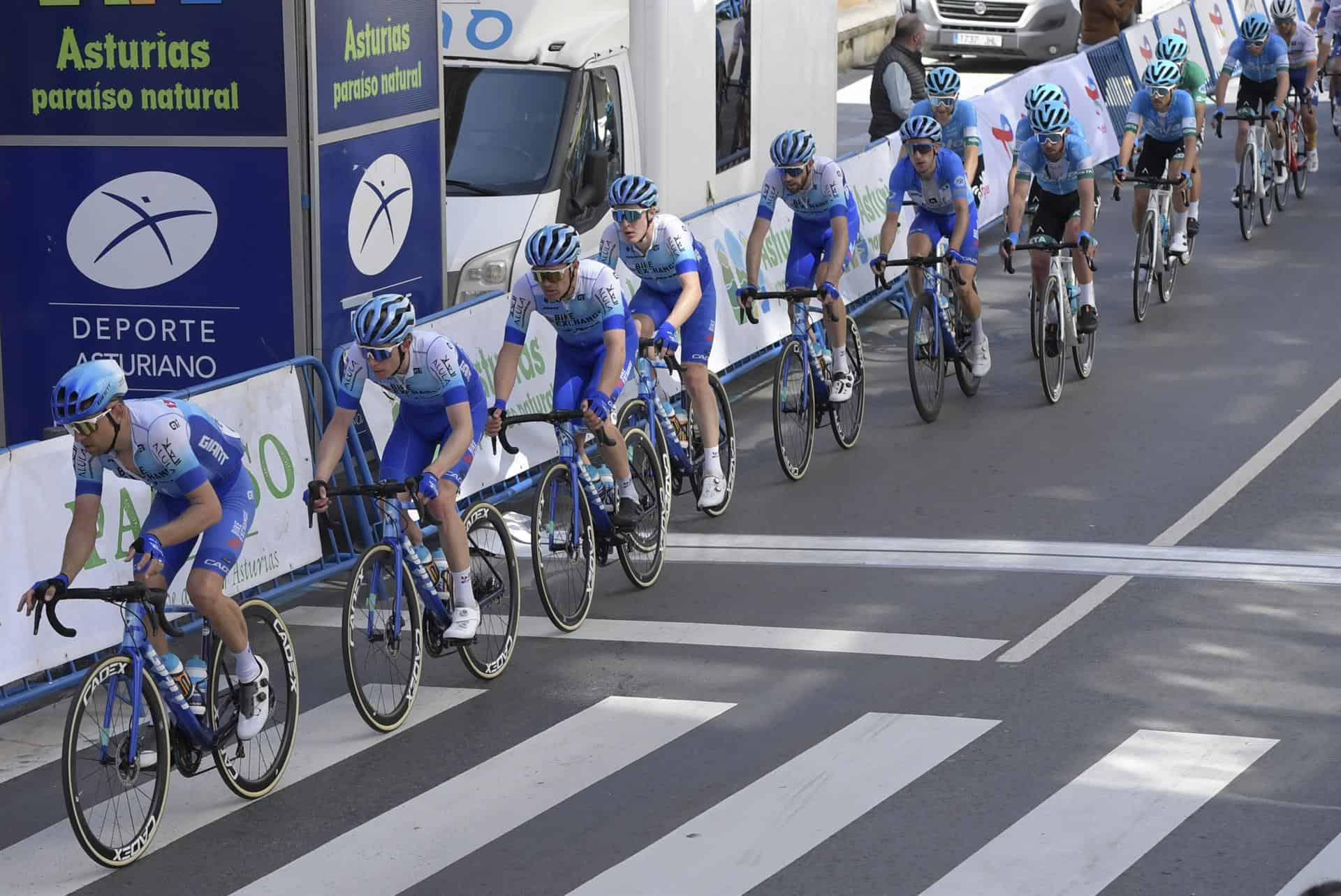  El equipo del líder británico Simon Yates (6) le arropa en su primer paso por la meta antes de subir el puerto de El Acebo, en la segunda etapa de La Vuelta Ciclista a Asturias 2022 entre Candás y Cangas del Narcea celebrada este sábado.