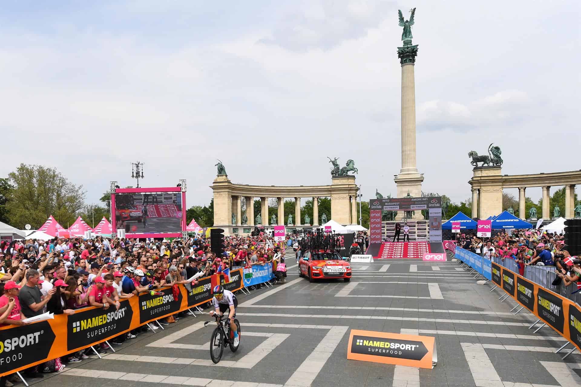 El esloveno Jan Tratnik en acción durante la segunda etapa del 105º Giro de Italia, una contrarreloj individual de 9,2 km en Budapest, Hungría, el 7 de mayo de 2022. (Ciclismo, Hungría, Eslovenia).
