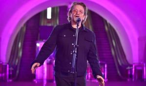 Bono brindó concierto por la paz en una estación del metro de Kiev