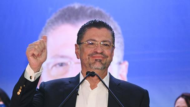 Posesionado presidente de Costa Rica decreta emergencia de ciberseguridad y elimina el uso de mascarilla