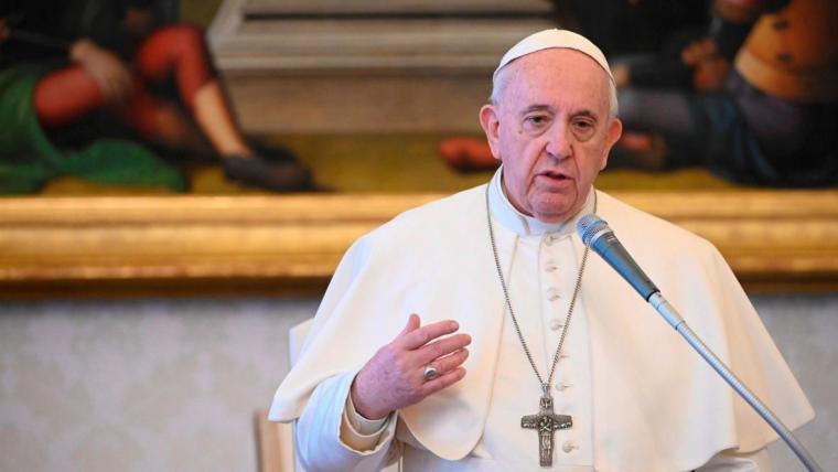 El papa pide oraciones por las víctimas de la explosión del hotel en Cuba