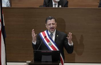 Economista Rodrigo Chaves jura como presidente de Costa Rica