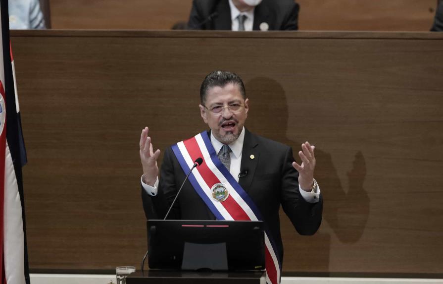 Economista Rodrigo Chaves jura como presidente de Costa Rica