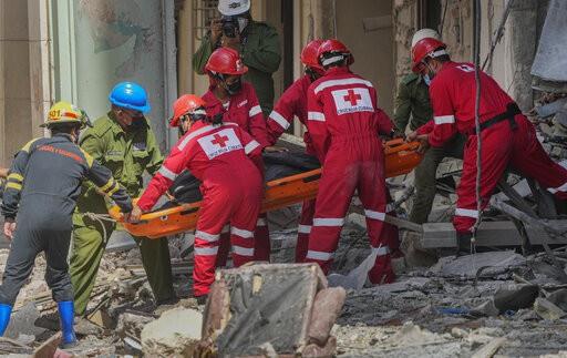 Los rescatistas trabajan a contrarreloj tras explosion de hotel en Cuba