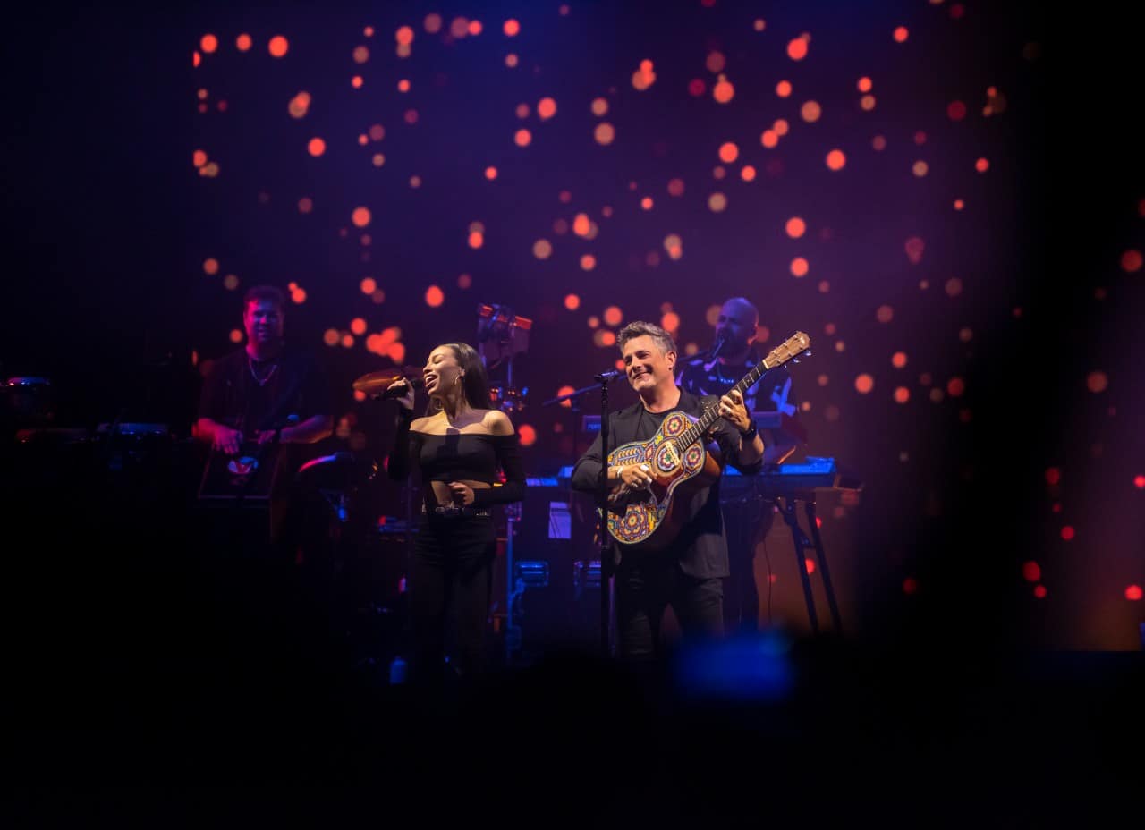 Alejandro Sanz junto a la Korista dominicana Karina Pasian.