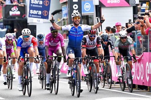 De vuelta en el Giro, Cavendish gana sprint en tercera etapa
