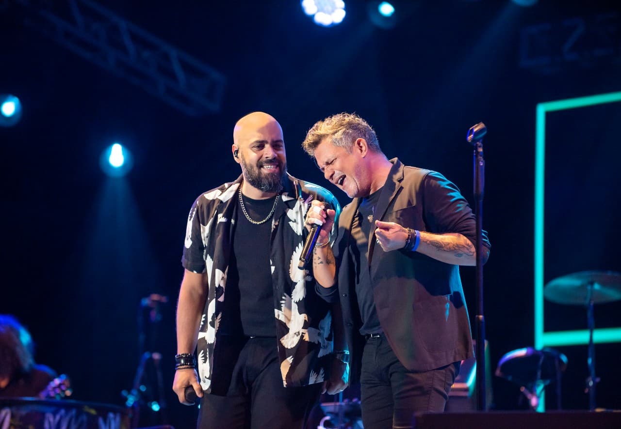 El dominicano Chris Hierro, pianista de la banda, interpretró a dúo una canción con Alejandro Sanz.