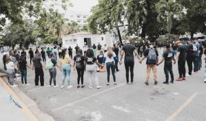 J&oacute;venes salen a las calles a llevar un mensaje de esperanza