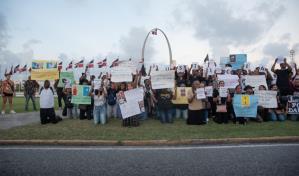 De rodillas en la Plaza de la Bandera piden “Justicia por David y todos los demás”