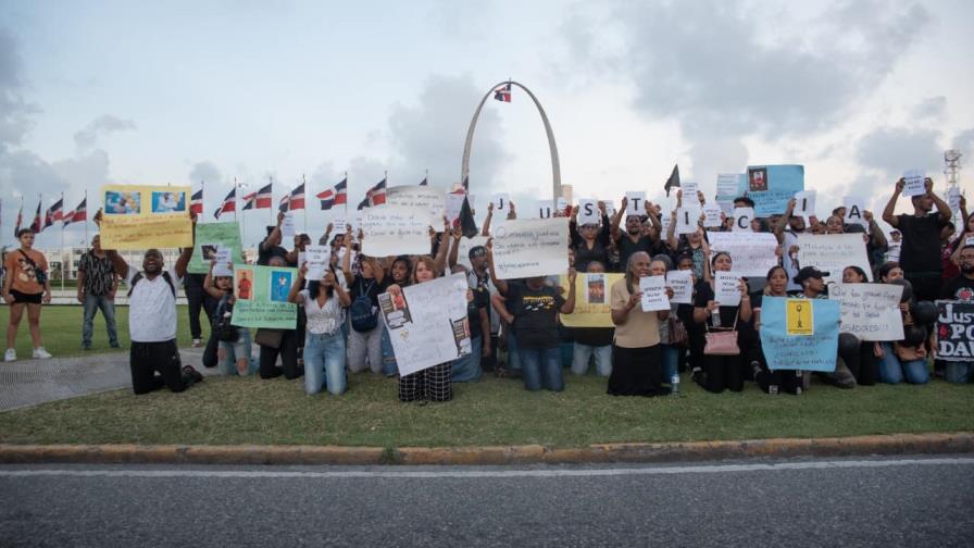 De rodillas en la Plaza de la Bandera piden “Justicia por David y todos los demás”