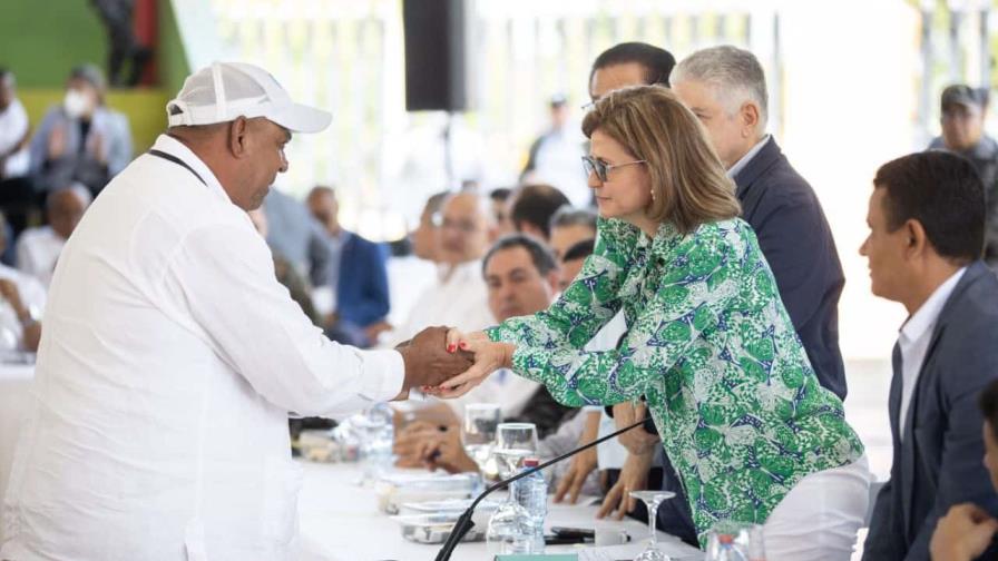 Vicepresidenta sostiene encuentro con 120 juntas de vecinos de Santiago Oeste