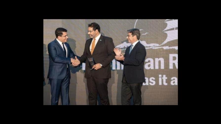 David Collado entrega reconocimiento a Sky Cana