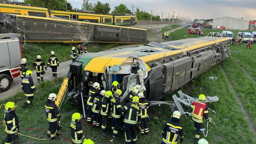 Al menos un muerto y 13 heridos al descarrilar un tren en Austria Al menos un muerto y 13 heridos al descarrilar un tren en Austria