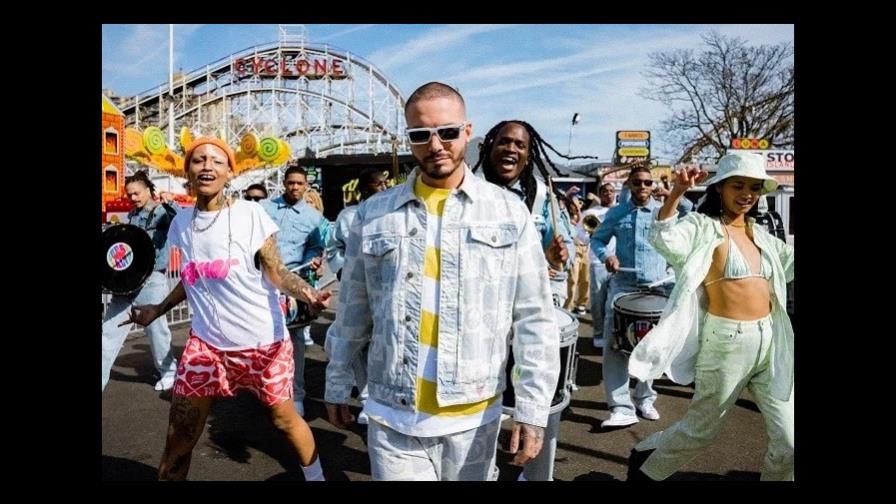 Guess se une a J Balvin para lanzar una colección inspirada en el amor Guess se une a J Balvin para lanzar una colección inspirada en el amor