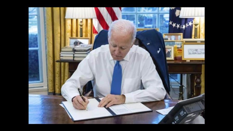Biden firma una ley que facilita el envío de armamento a Ucrania Biden firma una ley que facilita el envío de armamento a Ucrania