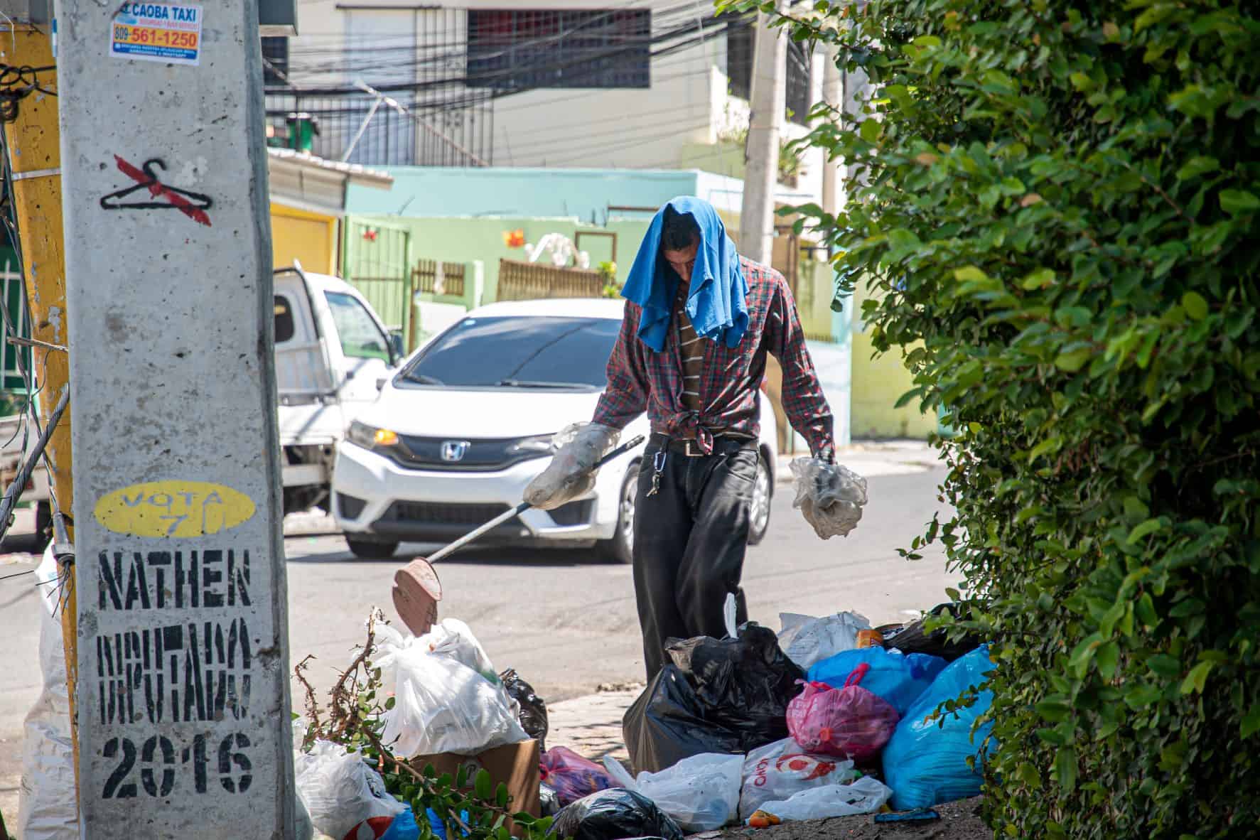 Indigentes remueven los escolbros en busca de algo de valor