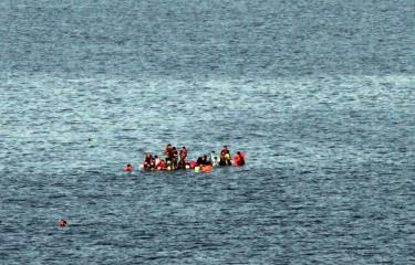 Rescatan cadáver de mujer y a 56 personas tras naufragio en Canal de Mona