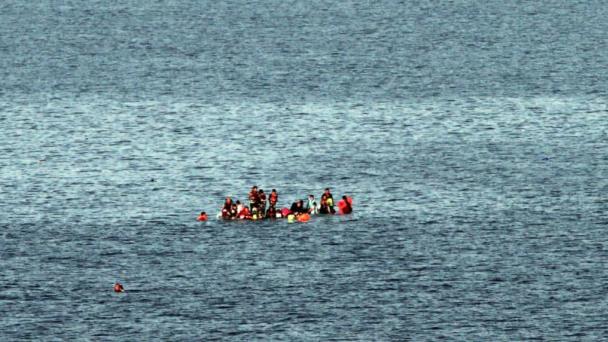 Rescatan cadáver de mujer y a 56 personas tras naufragio en Canal de Mona