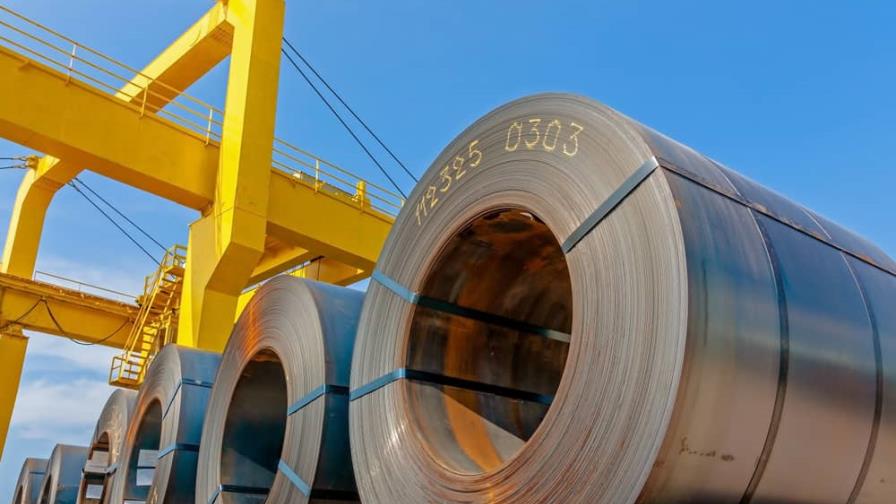Estados Unidos suspende por un año los aranceles sobre el acero ucraniano