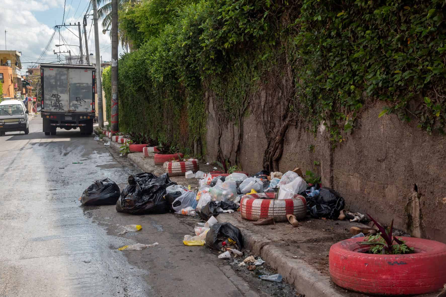 Algunas persons no respetan los espacios reservados para el uso de ,os peatones