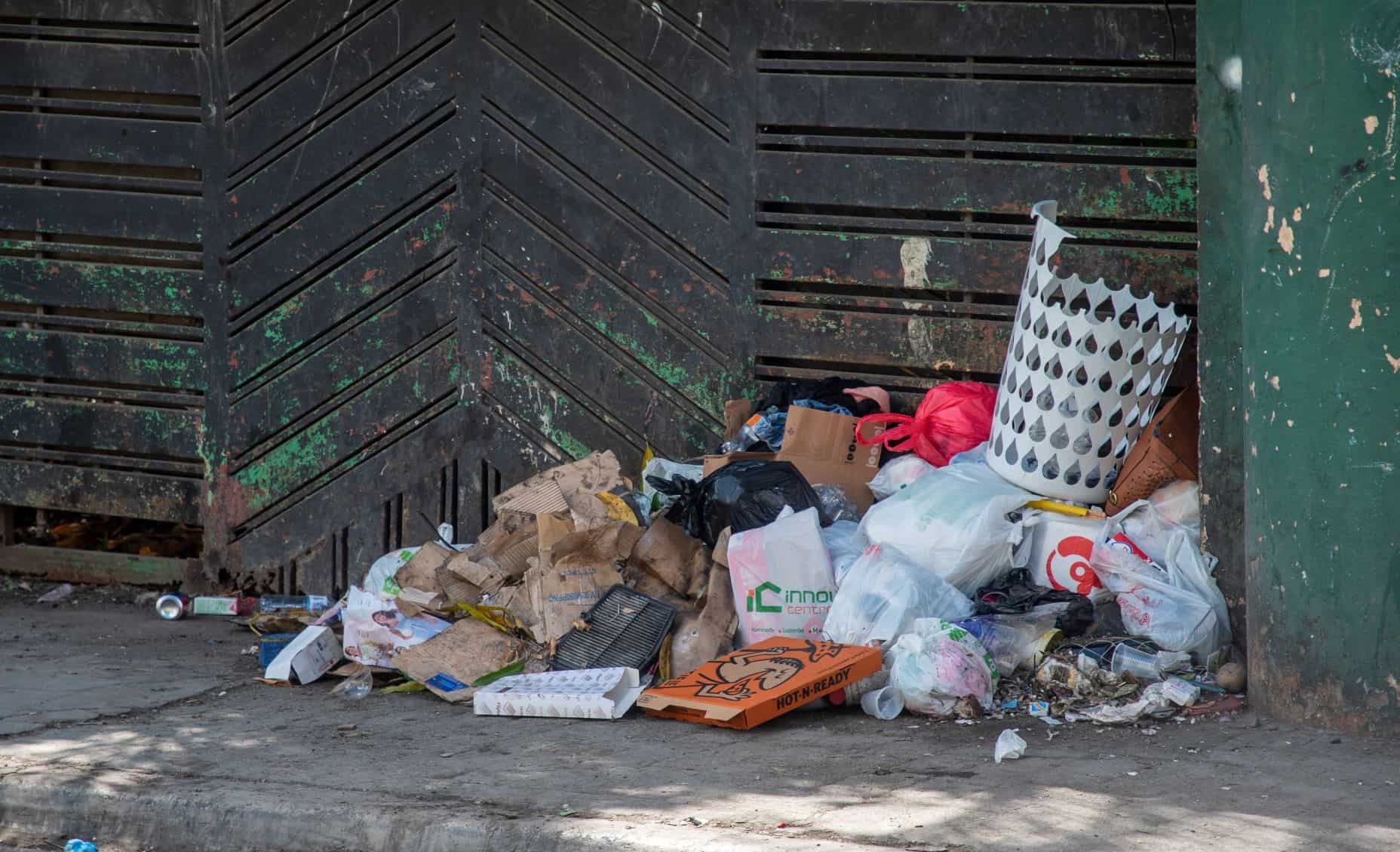 La gente se ve obligada a sacar los residuos a la calle