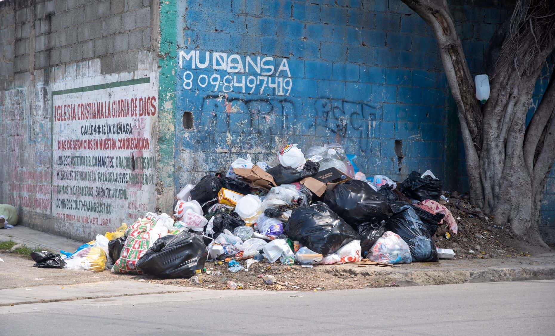 En ocasiones los camiones tardan en ir a los barrios a recoger los residuos