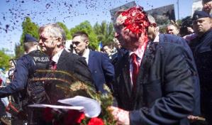 Polonia: Manifestantes arrojan pintura roja al embajador ruso