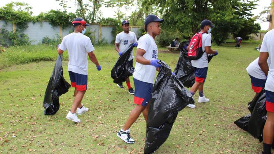 Los Mellizos realizan labor comunitaria en Boca Chica