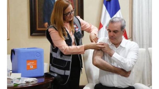 Presidente Luis Abinader se coloca cuarta dosis contra el COVID-19