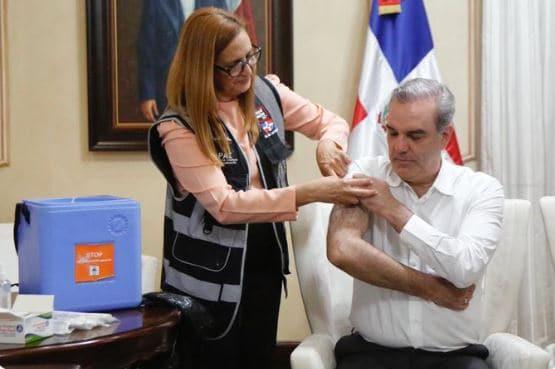 Presidente Luis Abinader se coloca cuarta dosis contra el COVID-19