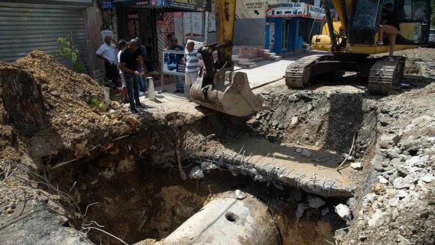 CAASD trabaja sin descanso para corregir avería en tubería de Valdesia en Los Ríos