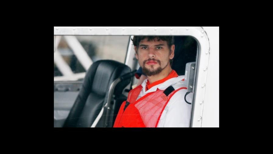 Hombre rescatado a la deriva en EEUU, acusado de matar a su madre en alta mar