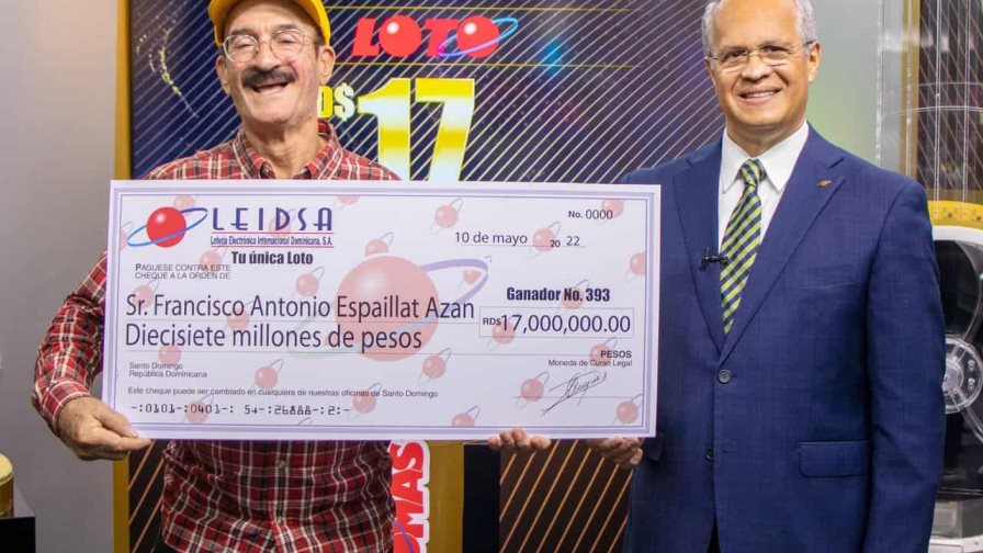 Leidsa entrega 17 millones a chofer de carro público que ganó la loto