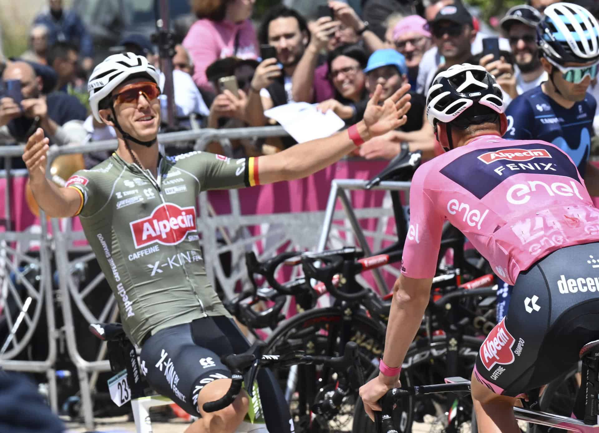 El ciclista belga Dries De Bondt (L) del equipo Alpecin-Fenix  saluda a su compañero de equipo holandés y líder general Mathieu Van Der Poel (R) antes del inicio de la cuarta etapa de la 105ª gira ciclista Giro d'Italia, una carrera de 172 km desde Avola a Etna-Nicolosi, Italia, 10 de mayo de 2022. (Ciclismo, Italia).