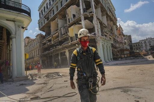 Hotel en Cuba destruido en un 80%, sigue retiro de escombros